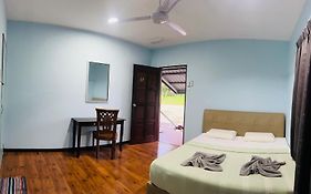 Sukau Backpackers Bed & Breakfast