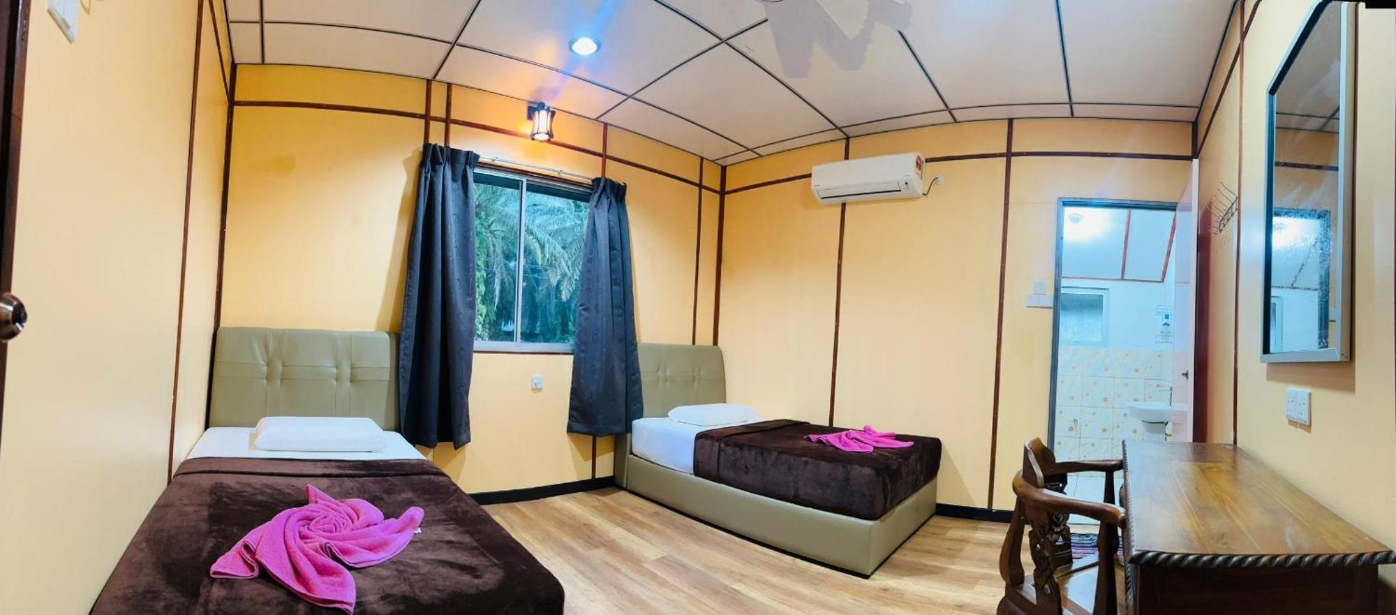 Sukau Backpackers Bed & Breakfast Exterior photo