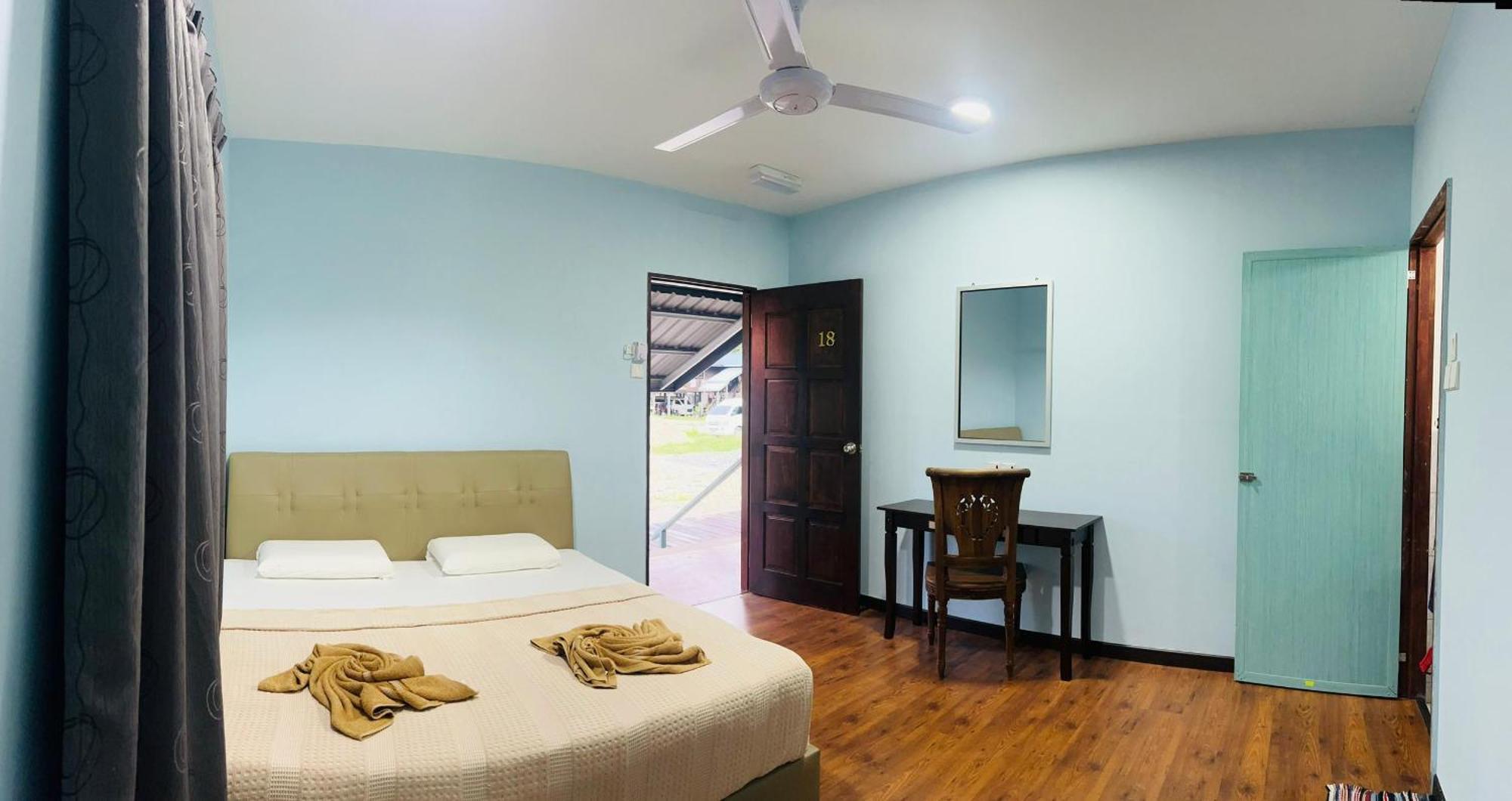 Sukau Backpackers Bed & Breakfast Exterior photo