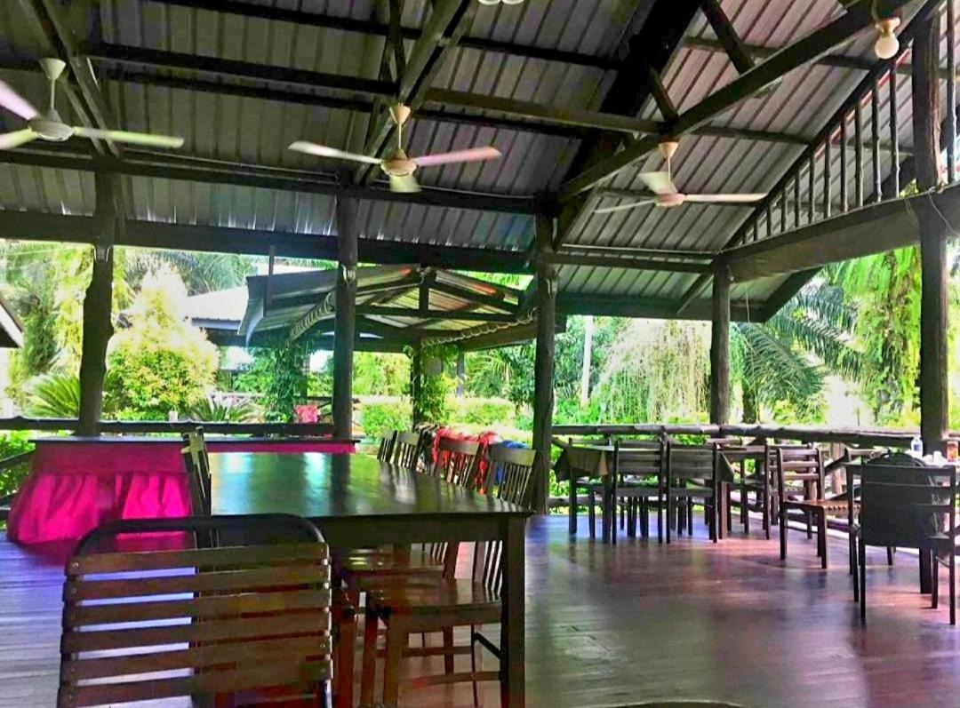 Sukau Backpackers Bed & Breakfast Exterior photo