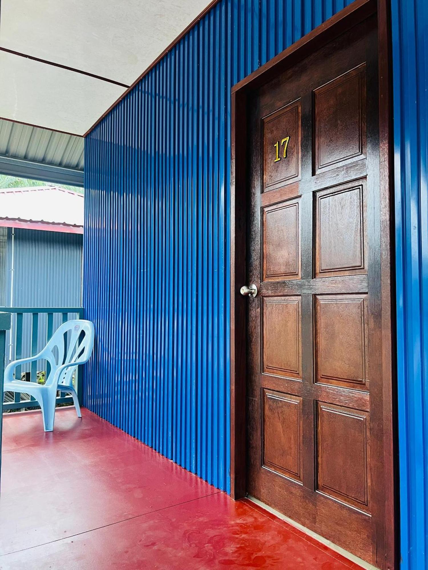 Sukau Backpackers Bed & Breakfast Exterior photo