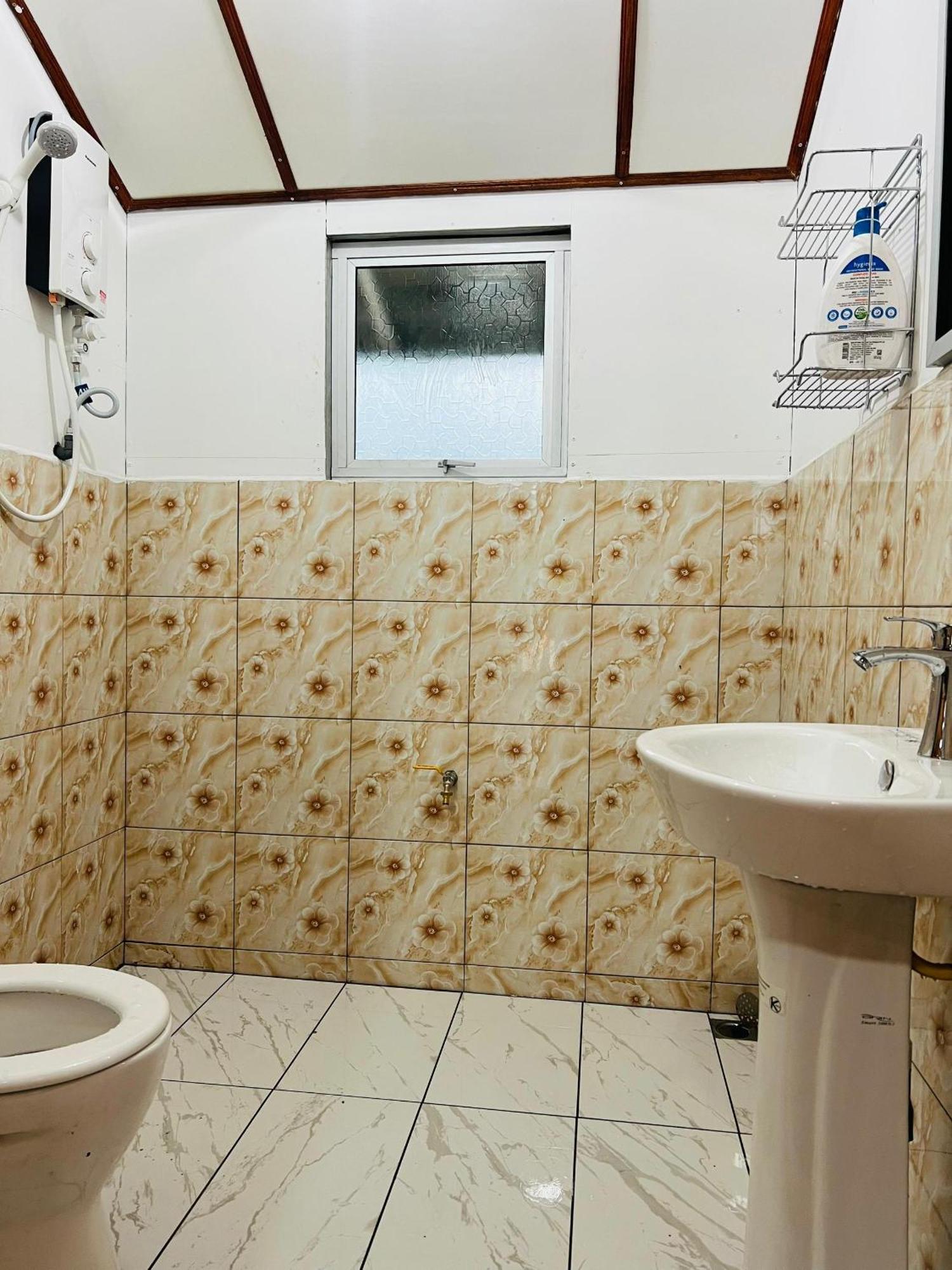 Sukau Backpackers Bed & Breakfast Exterior photo