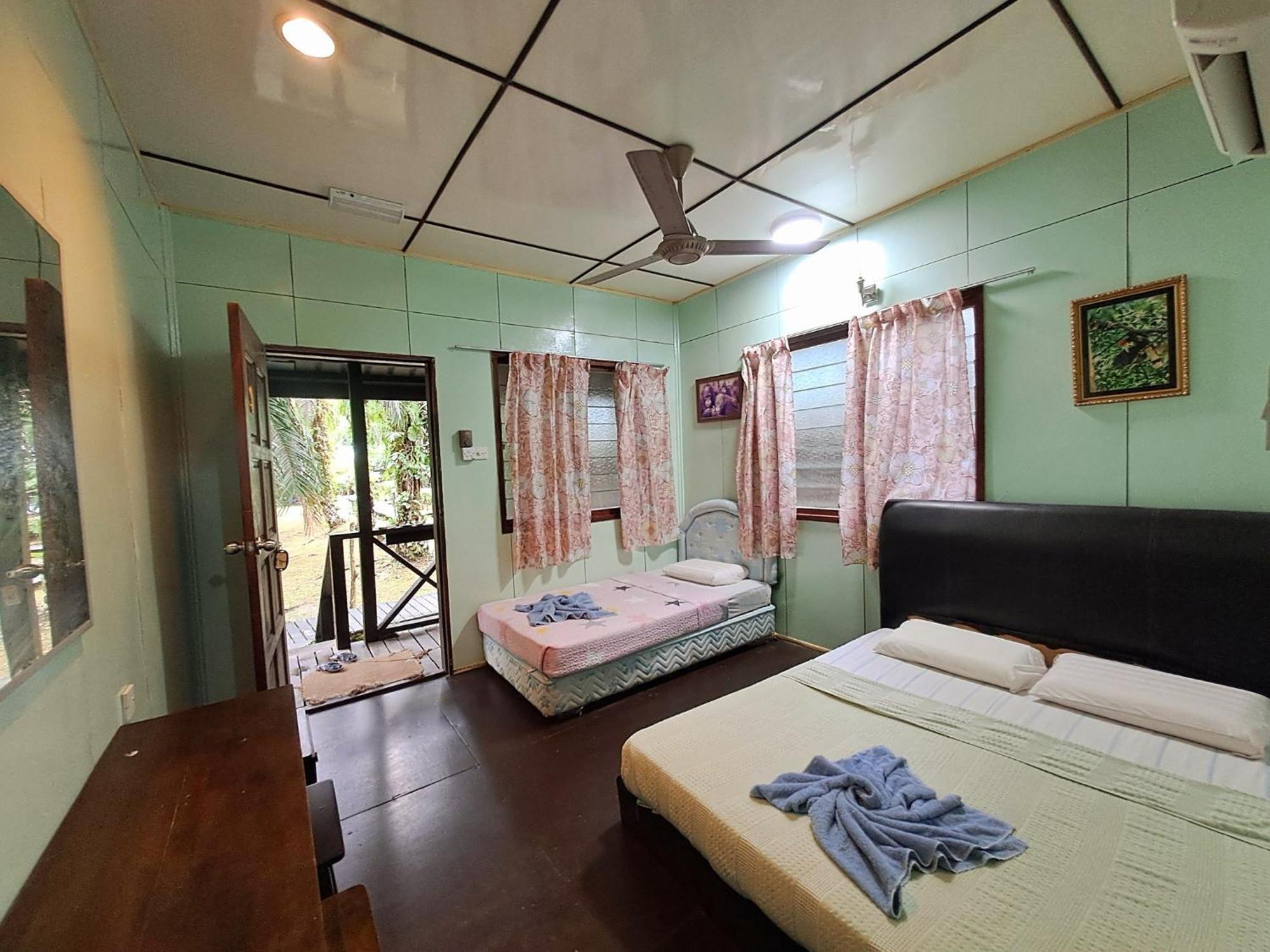 Sukau Backpackers Bed & Breakfast Exterior photo